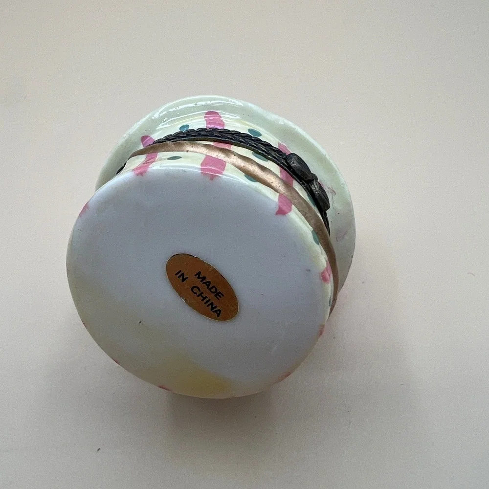 Vintage Ceramic Hinged Trinket Box Victorian Hat with Plume and Mini Hat Inside - Picture 5 of 5